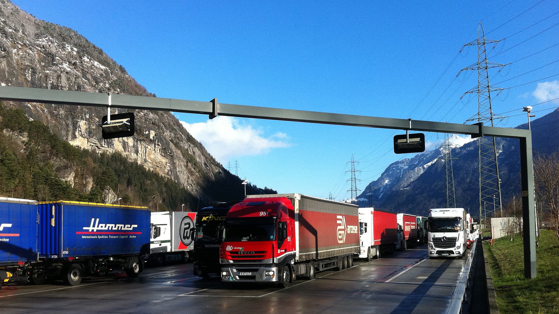 Camions de différents pays à un point de dosage.